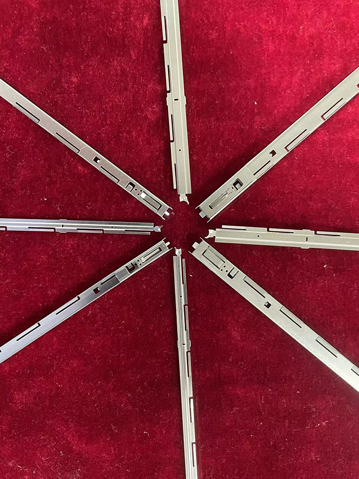 施夾鉗夾倉(cāng)、推進(jìn)片